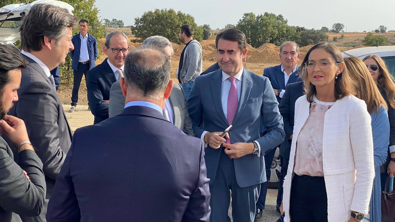 La ministra de Industria, Comercio y Turismo, Reyes Maroto, la delegada del Gobierno, Virginia Barcones, y el consejero de Medio Ambiente, Juan Carlos Suárez-Quiñones, visitan la planta siderúrgica del grupo NSR en la localidad leonesa de Villadangos del Páramo. Antes, la delegación visitará ha visitado los trabajos llevados a cabo para la nueva línea férrea que llegará a pie de fábrica hasta Villadangos. 