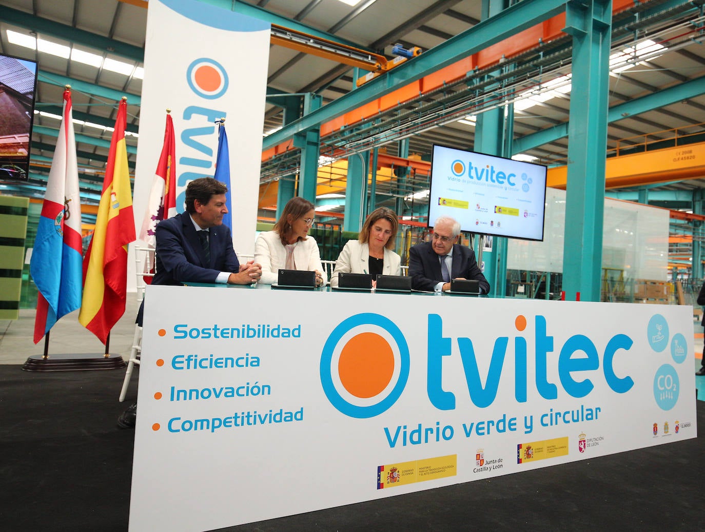 Firma del convenio entre la Junta y Tvitec para el desarrollo industrial de El Bierzo.