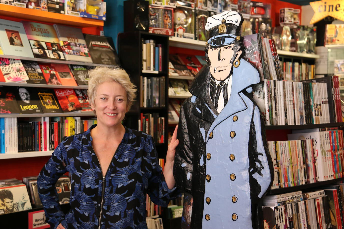 La leonesa Alicia García, referente de la cultura leonesa , posando en el interior de su tienda, Elektra Comics 