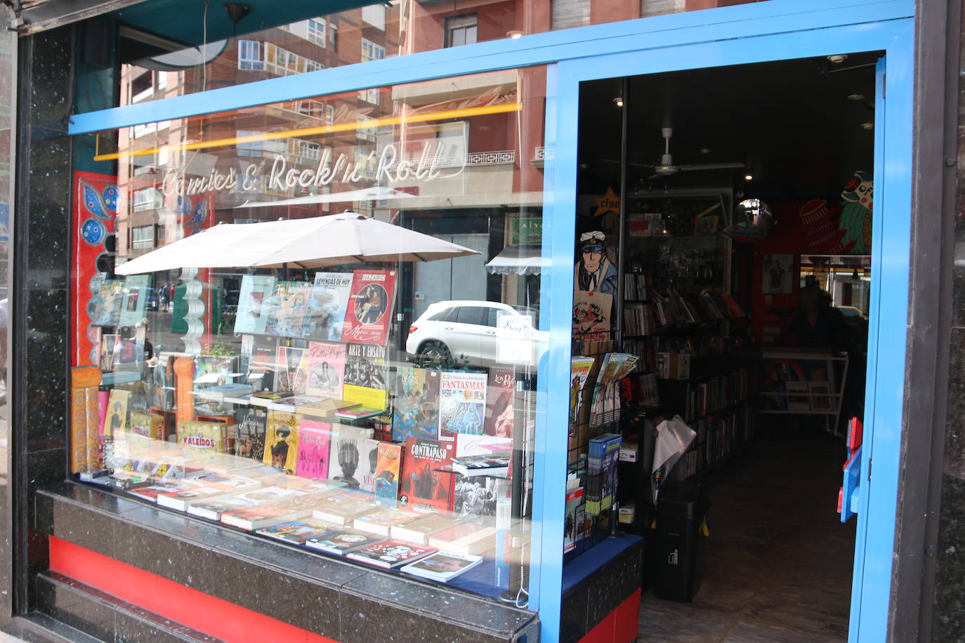 La leonesa Alicia García, referente de la cultura leonesa , posando en el interior de su tienda, Elektra Comics 