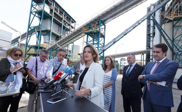 La vicepresidenta del Gobierno y ministra para la Transición Ecológica y el Reto Demográfico, Teresa Ribera, durante su visita las instalaciones de la Fundación Ciudad de la Energía, Ciuden, en Cubillos del Sil 