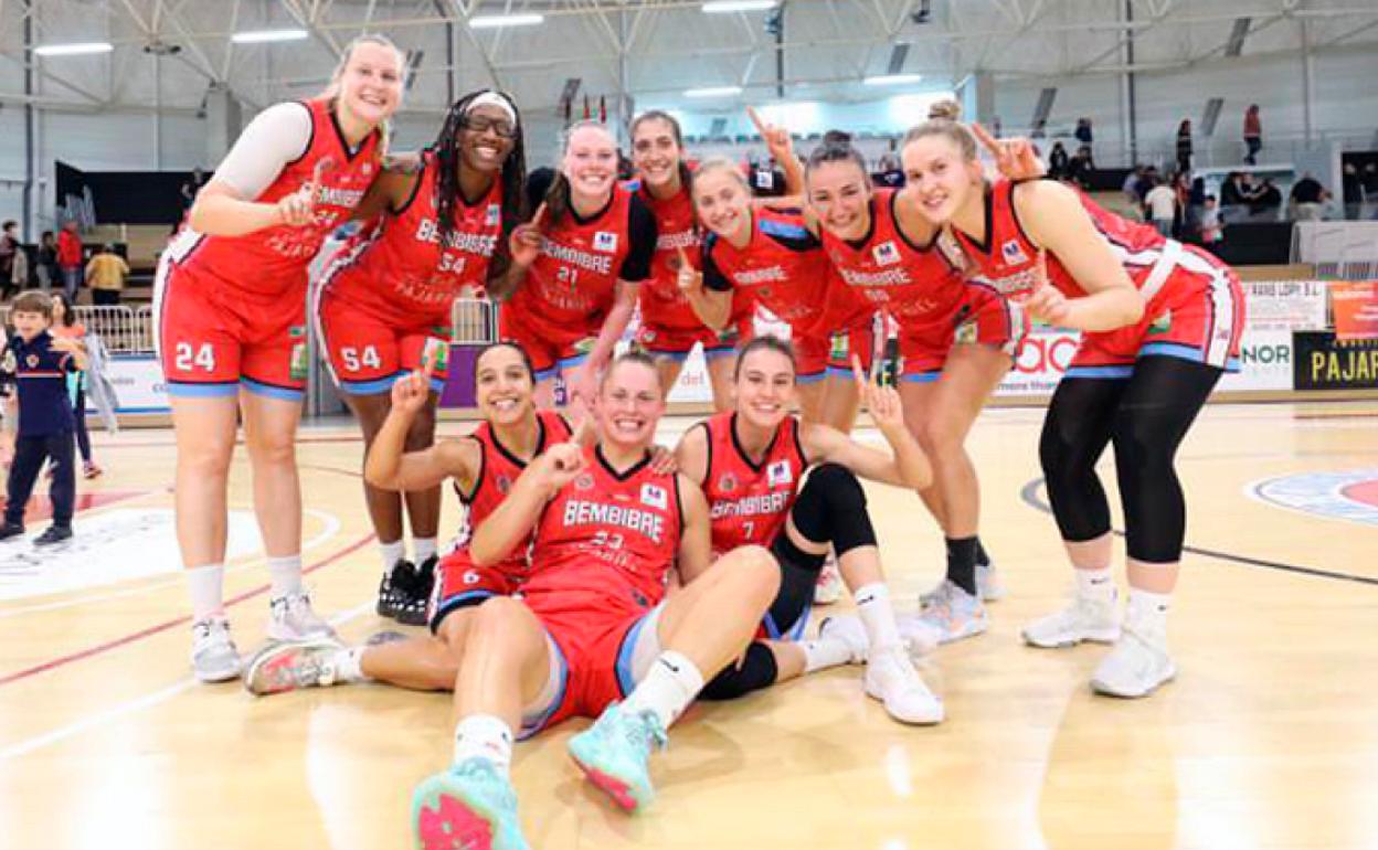 Las jugadoras del Embutidos Pajariel celebran su victoria ante el Euskotren. 