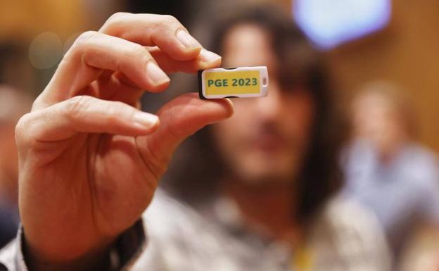 Detalle de una memoria externa (pendrive) que incluye el Proyecto de Ley de los Presupuestos Generales del Estado aprobados por el Gobierno para 2023. 