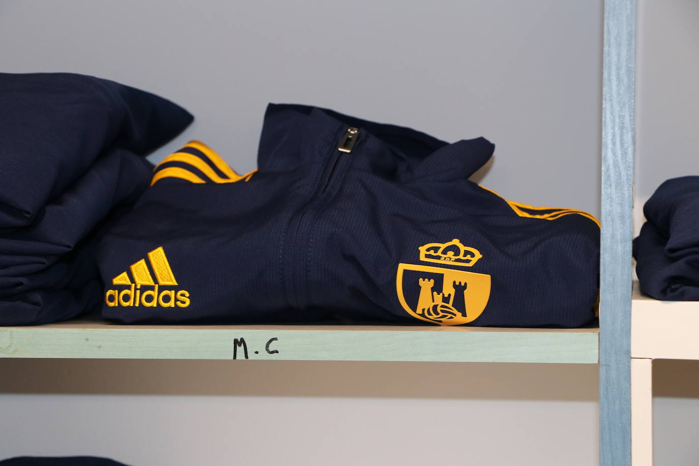 La entidad blanquiazul muestra las notables mejoras acometidas en El Toralín, que marcan el desarrollo futuro de su proyecto deportivo. La investión en los dos últimos años alcanza los cinco millones de euros. 