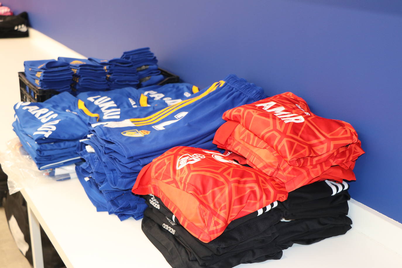 La entidad blanquiazul muestra las notables mejoras acometidas en El Toralín, que marcan el desarrollo futuro de su proyecto deportivo. La investión en los dos últimos años alcanza los cinco millones de euros. 