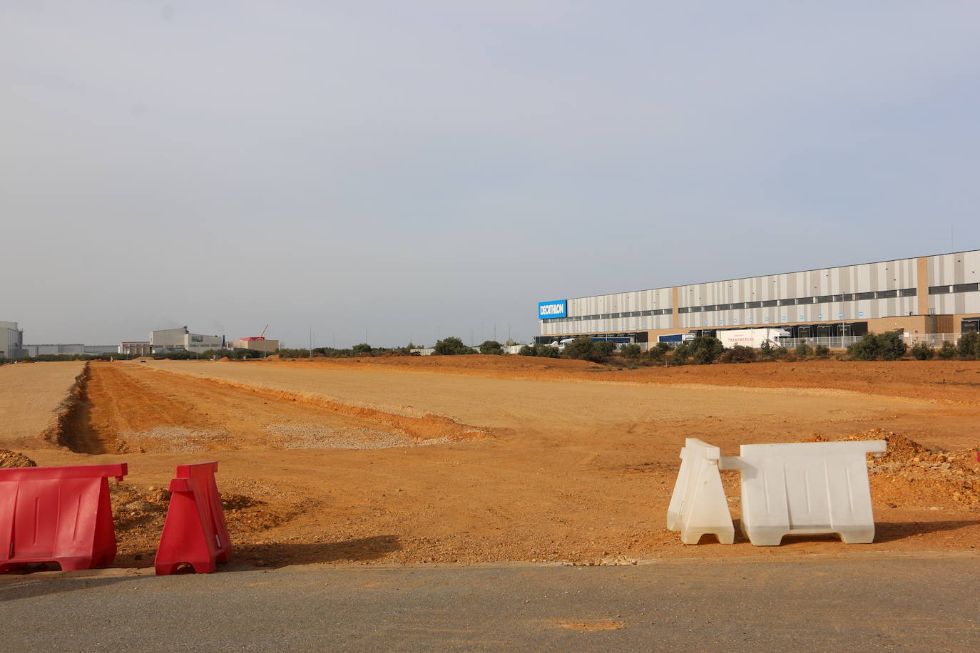 La ministra de Industria, Comercio y Turismo, Reyes Maroto, la delegada del Gobierno, Virginia Barcones, y el consejero de Medio Ambiente, Juan Carlos Suárez-Quiñones, visitan la planta siderúrgica del grupo NSR en la localidad leonesa de Villadangos del Páramo. Antes, la delegación visitará ha visitado los trabajos llevados a cabo para la nueva línea férrea que llegará a pie de fábrica hasta Villadangos. 