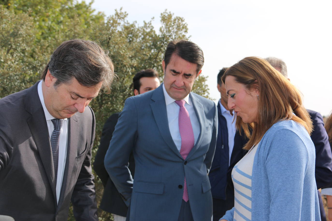 La ministra de Industria, Comercio y Turismo, Reyes Maroto, la delegada del Gobierno, Virginia Barcones, y el consejero de Medio Ambiente, Juan Carlos Suárez-Quiñones, visitan la planta siderúrgica del grupo NSR en la localidad leonesa de Villadangos del Páramo. Antes, la delegación visitará ha visitado los trabajos llevados a cabo para la nueva línea férrea que llegará a pie de fábrica hasta Villadangos. 