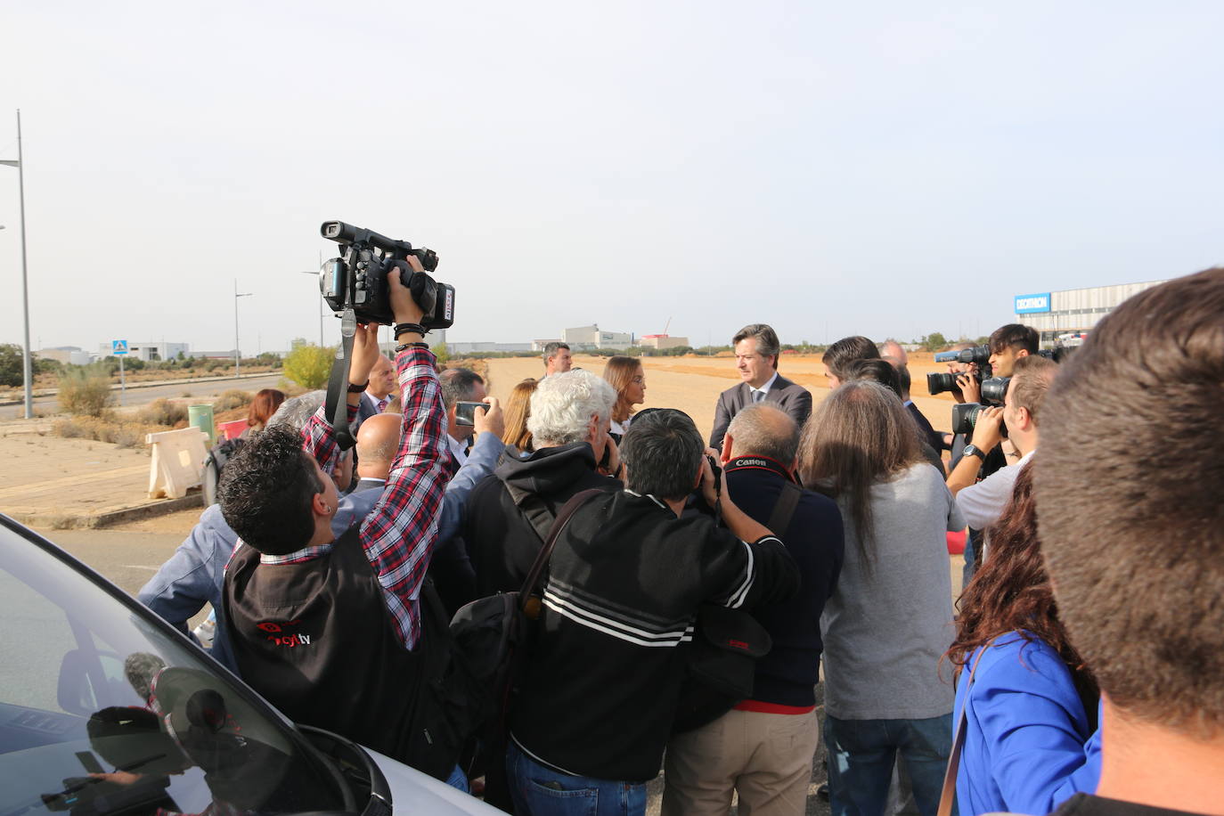 La ministra de Industria, Comercio y Turismo, Reyes Maroto, la delegada del Gobierno, Virginia Barcones, y el consejero de Medio Ambiente, Juan Carlos Suárez-Quiñones, visitan la planta siderúrgica del grupo NSR en la localidad leonesa de Villadangos del Páramo. Antes, la delegación visitará ha visitado los trabajos llevados a cabo para la nueva línea férrea que llegará a pie de fábrica hasta Villadangos. 