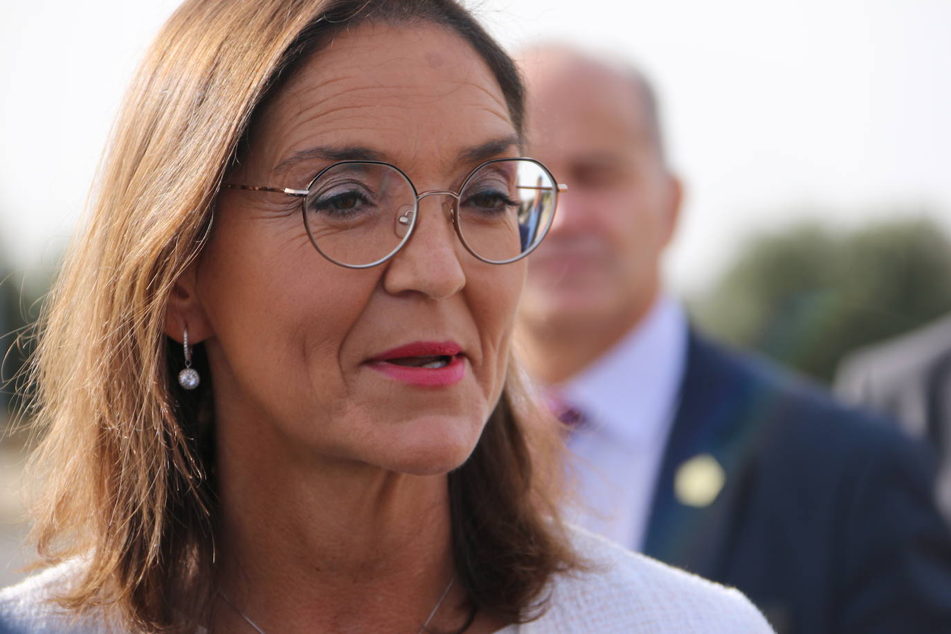 La ministra de Industria, Comercio y Turismo, Reyes Maroto, la delegada del Gobierno, Virginia Barcones, y el consejero de Medio Ambiente, Juan Carlos Suárez-Quiñones, visitan la planta siderúrgica del grupo NSR en la localidad leonesa de Villadangos del Páramo. Antes, la delegación visitará ha visitado los trabajos llevados a cabo para la nueva línea férrea que llegará a pie de fábrica hasta Villadangos. 