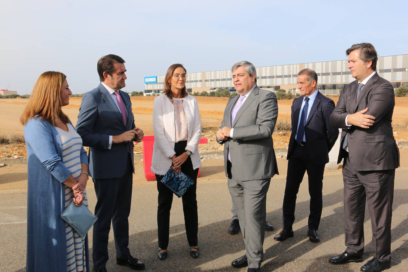 La ministra de Industria, Comercio y Turismo, Reyes Maroto, la delegada del Gobierno, Virginia Barcones, y el consejero de Medio Ambiente, Juan Carlos Suárez-Quiñones, visitan la planta siderúrgica del grupo NSR en la localidad leonesa de Villadangos del Páramo. Antes, la delegación visitará ha visitado los trabajos llevados a cabo para la nueva línea férrea que llegará a pie de fábrica hasta Villadangos. 