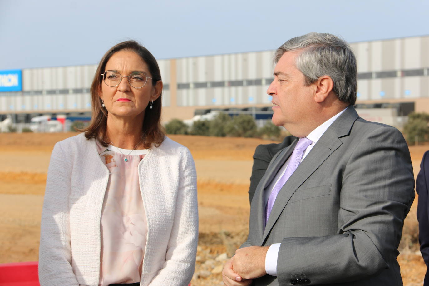 La ministra de Industria, Comercio y Turismo, Reyes Maroto, la delegada del Gobierno, Virginia Barcones, y el consejero de Medio Ambiente, Juan Carlos Suárez-Quiñones, visitan la planta siderúrgica del grupo NSR en la localidad leonesa de Villadangos del Páramo. Antes, la delegación visitará ha visitado los trabajos llevados a cabo para la nueva línea férrea que llegará a pie de fábrica hasta Villadangos. 