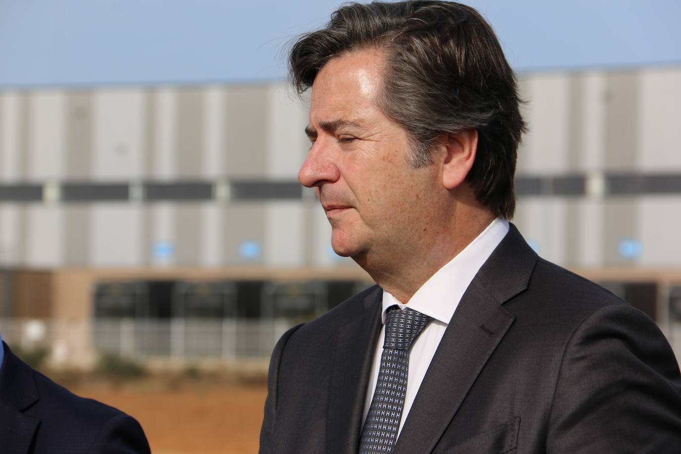 La ministra de Industria, Comercio y Turismo, Reyes Maroto, la delegada del Gobierno, Virginia Barcones, y el consejero de Medio Ambiente, Juan Carlos Suárez-Quiñones, visitan la planta siderúrgica del grupo NSR en la localidad leonesa de Villadangos del Páramo. Antes, la delegación visitará ha visitado los trabajos llevados a cabo para la nueva línea férrea que llegará a pie de fábrica hasta Villadangos. 