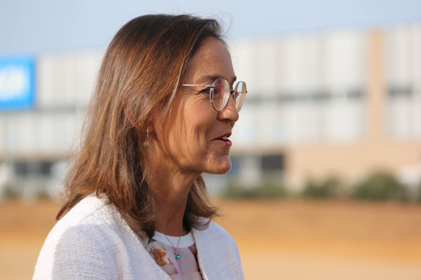 La ministra de Industria, Comercio y Turismo, Reyes Maroto, la delegada del Gobierno, Virginia Barcones, y el consejero de Medio Ambiente, Juan Carlos Suárez-Quiñones, visitan la planta siderúrgica del grupo NSR en la localidad leonesa de Villadangos del Páramo. Antes, la delegación visitará ha visitado los trabajos llevados a cabo para la nueva línea férrea que llegará a pie de fábrica hasta Villadangos. 