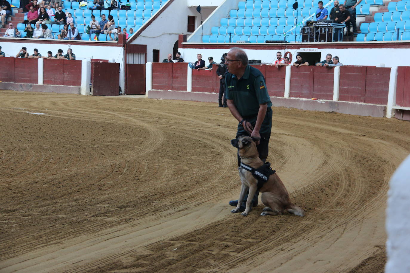 Demostración de procedimientos de actuación de la Guardia Civil en la Plaza de Toros de León