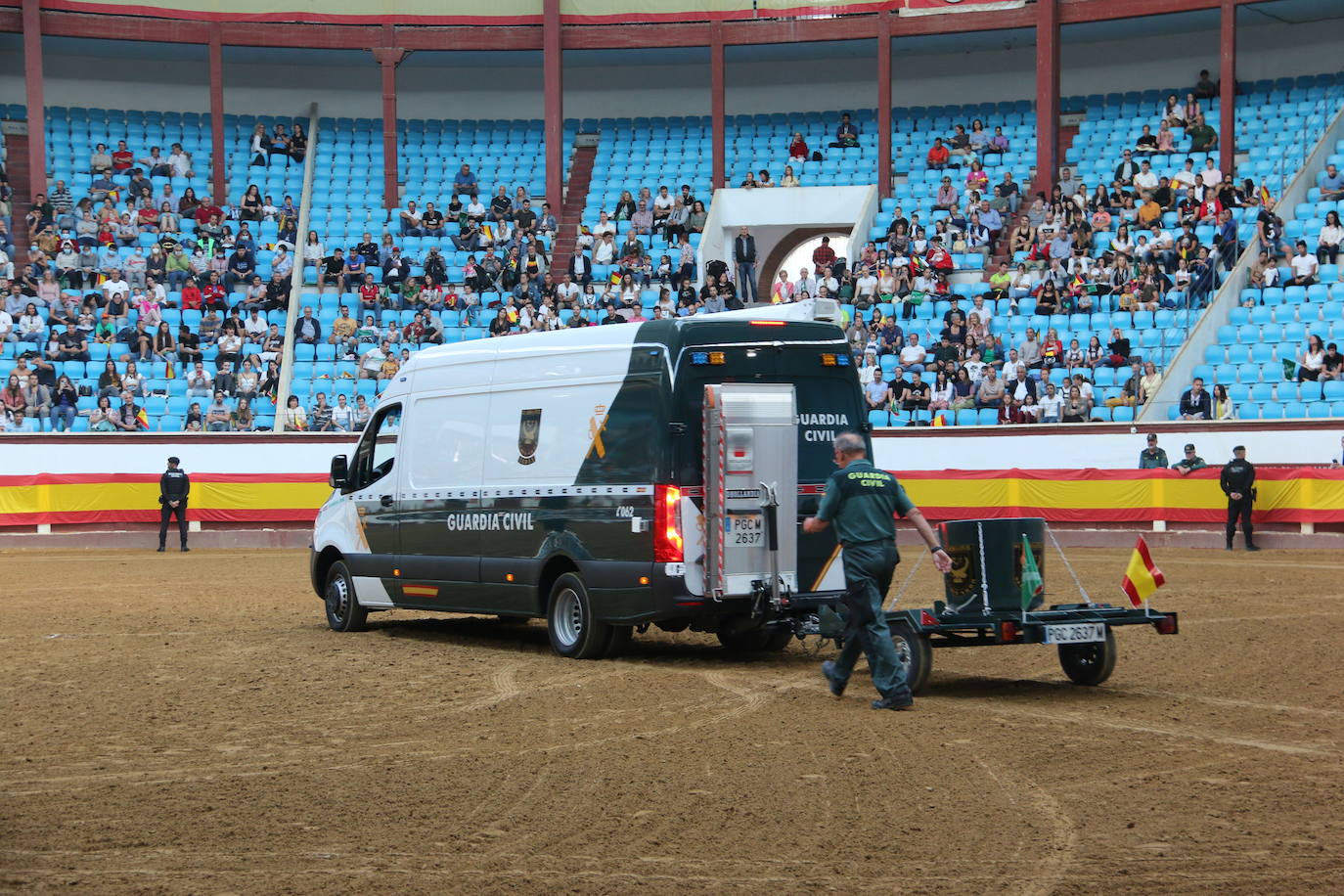 Demostración de procedimientos de actuación de la Guardia Civil en la Plaza de Toros de León