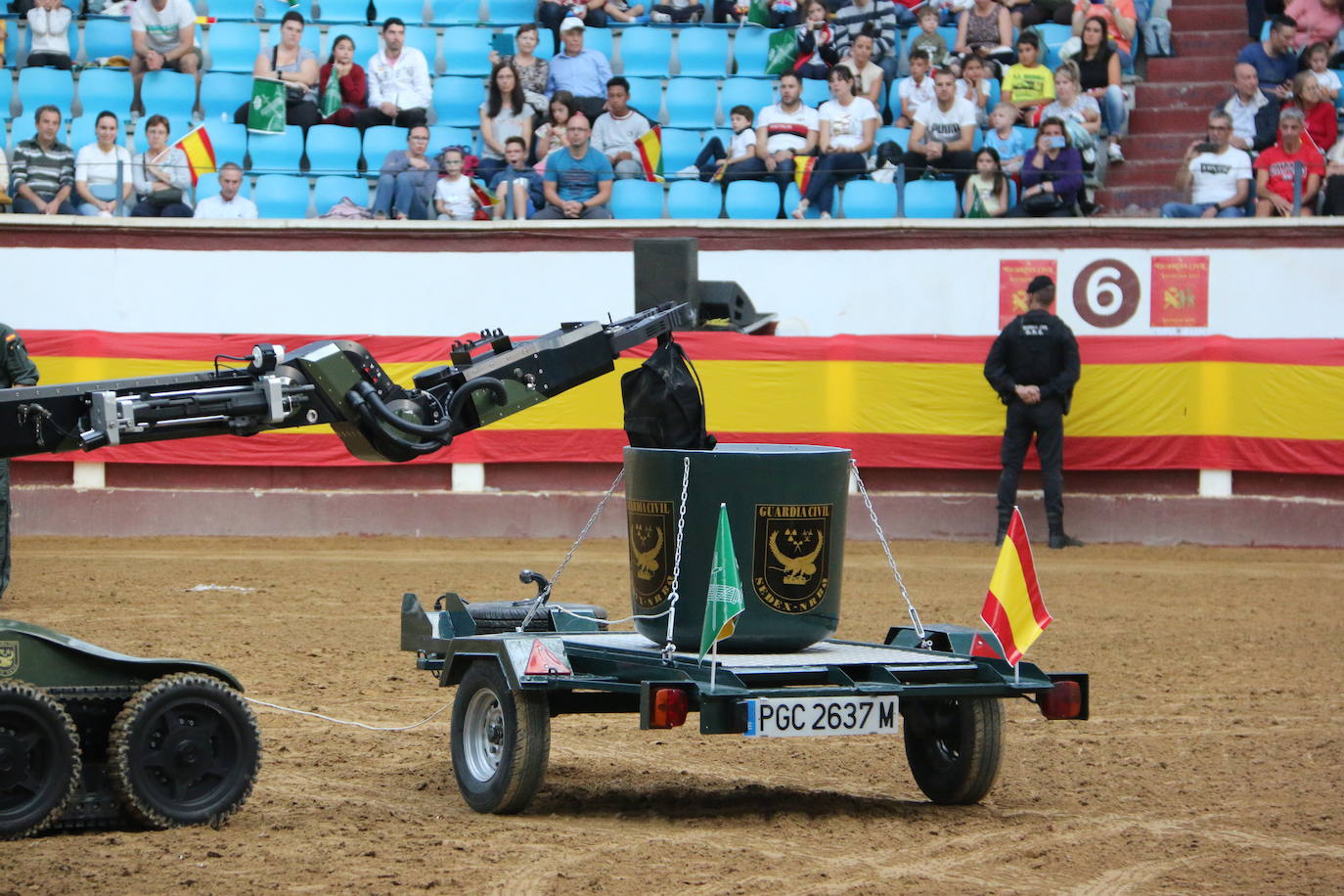 Demostración de procedimientos de actuación de la Guardia Civil en la Plaza de Toros de León