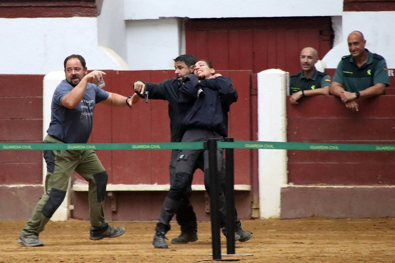 Demostración de procedimientos de actuación de la Guardia Civil en la Plaza de Toros de León