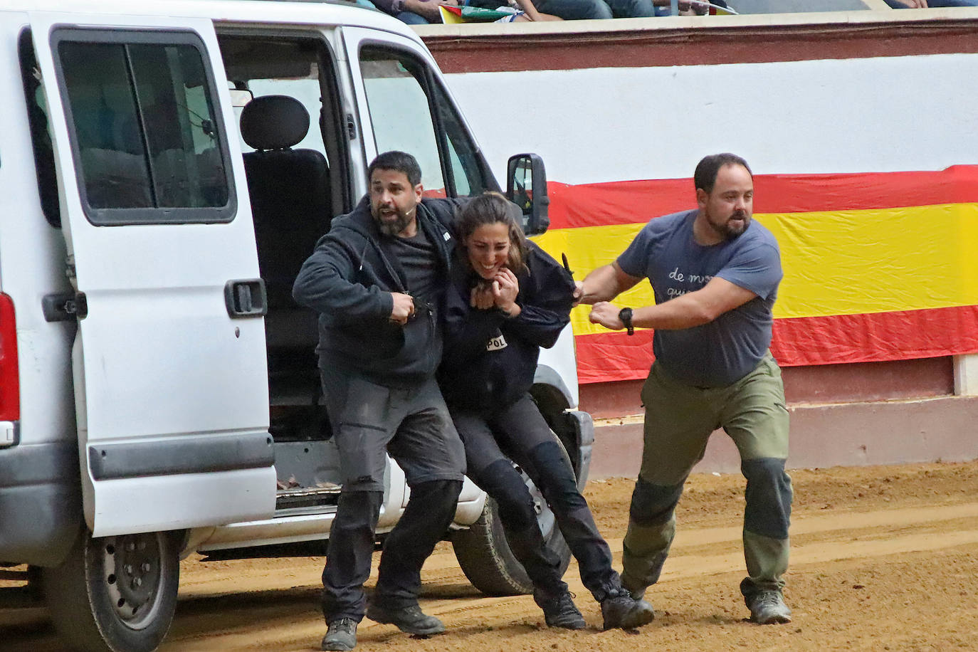 Demostración de procedimientos de actuación de la Guardia Civil en la Plaza de Toros de León