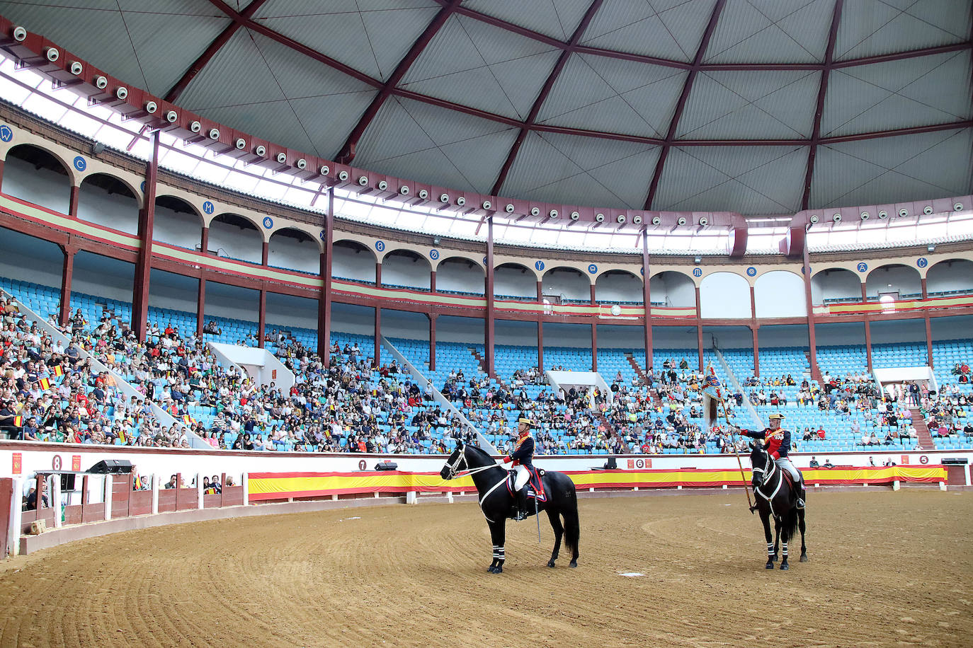 Demostración de procedimientos de actuación de la Guardia Civil en la Plaza de Toros de León