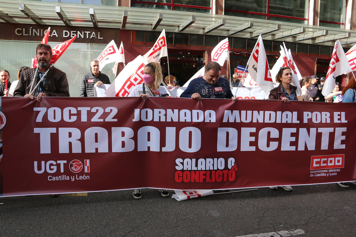 Concentración por la subida salarial en el Día del Trabajo Decente en León. 