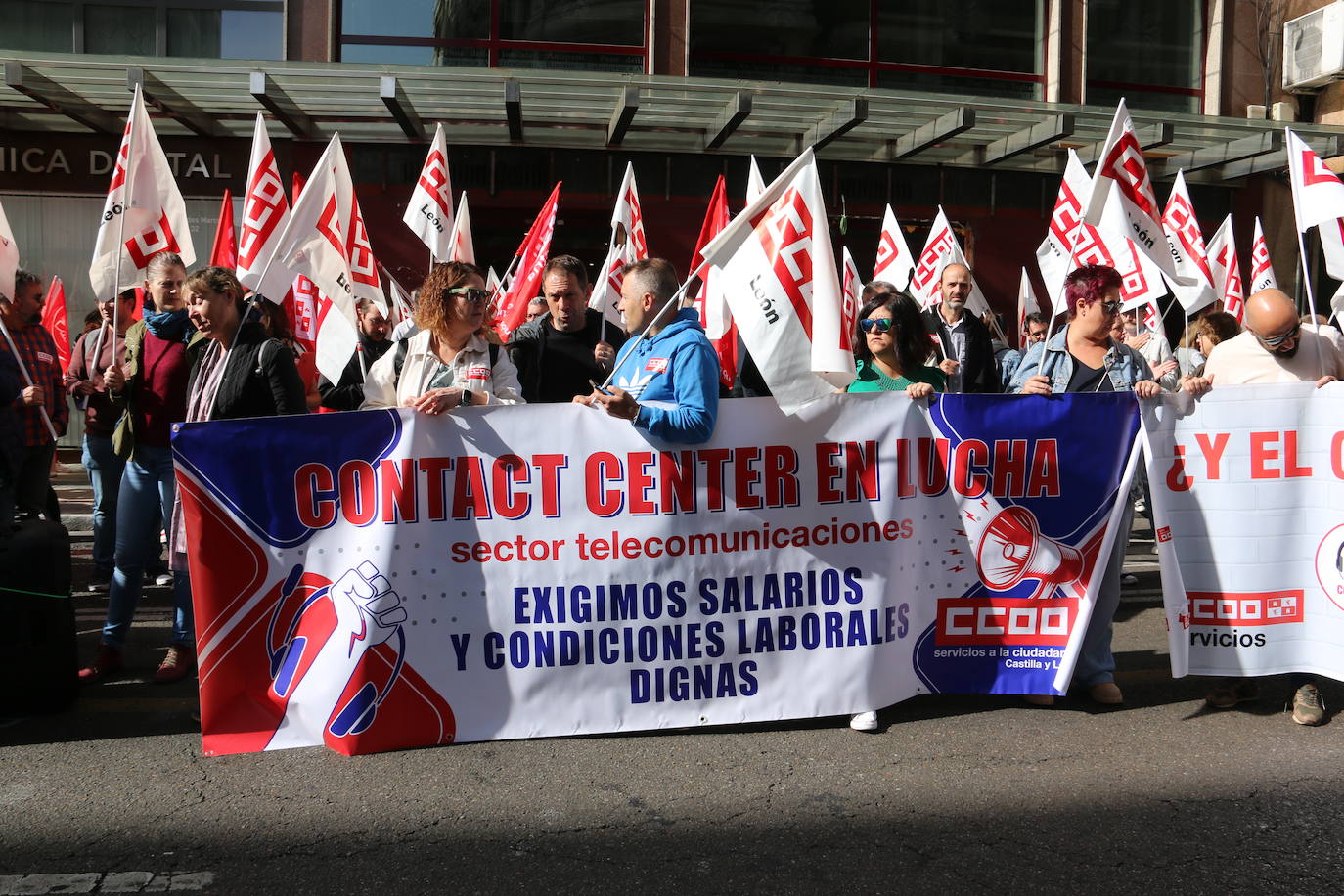 Concentración por la subida salarial en el Día del Trabajo Decente en León. 