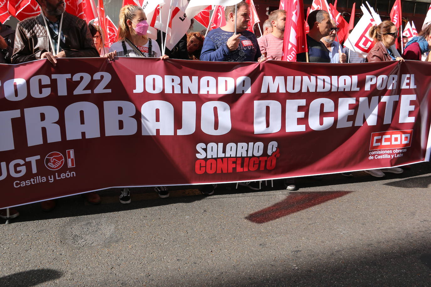 Concentración por la subida salarial en el Día del Trabajo Decente en León. 