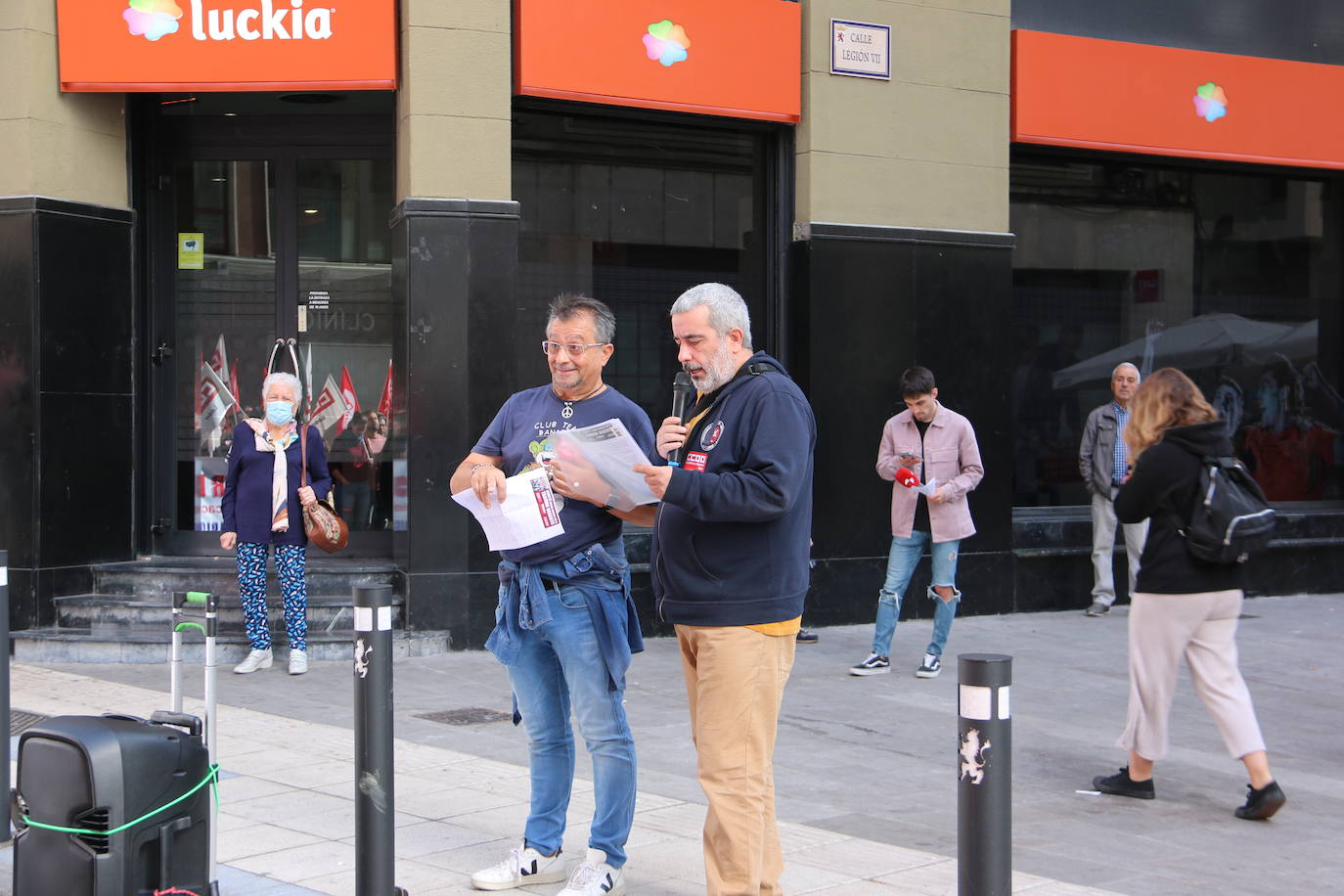 Concentración por la subida salarial en el Día del Trabajo Decente en León. 