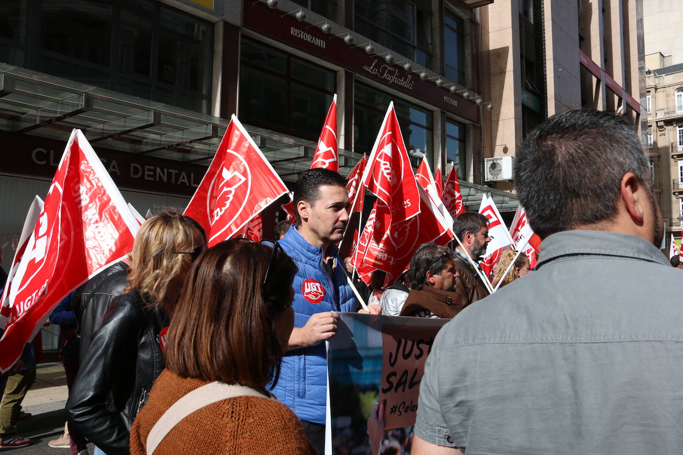 Concentración por la subida salarial en el Día del Trabajo Decente en León. 