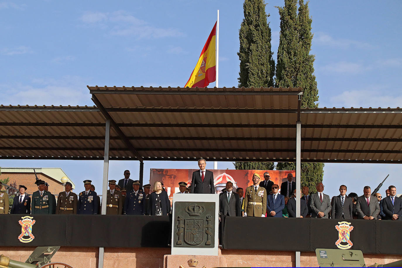 El expresidente Zapatero acompaña a Amparo Valcarce, secretaria de Estado de Defensa, en la celebración de la patrona de la UME. 