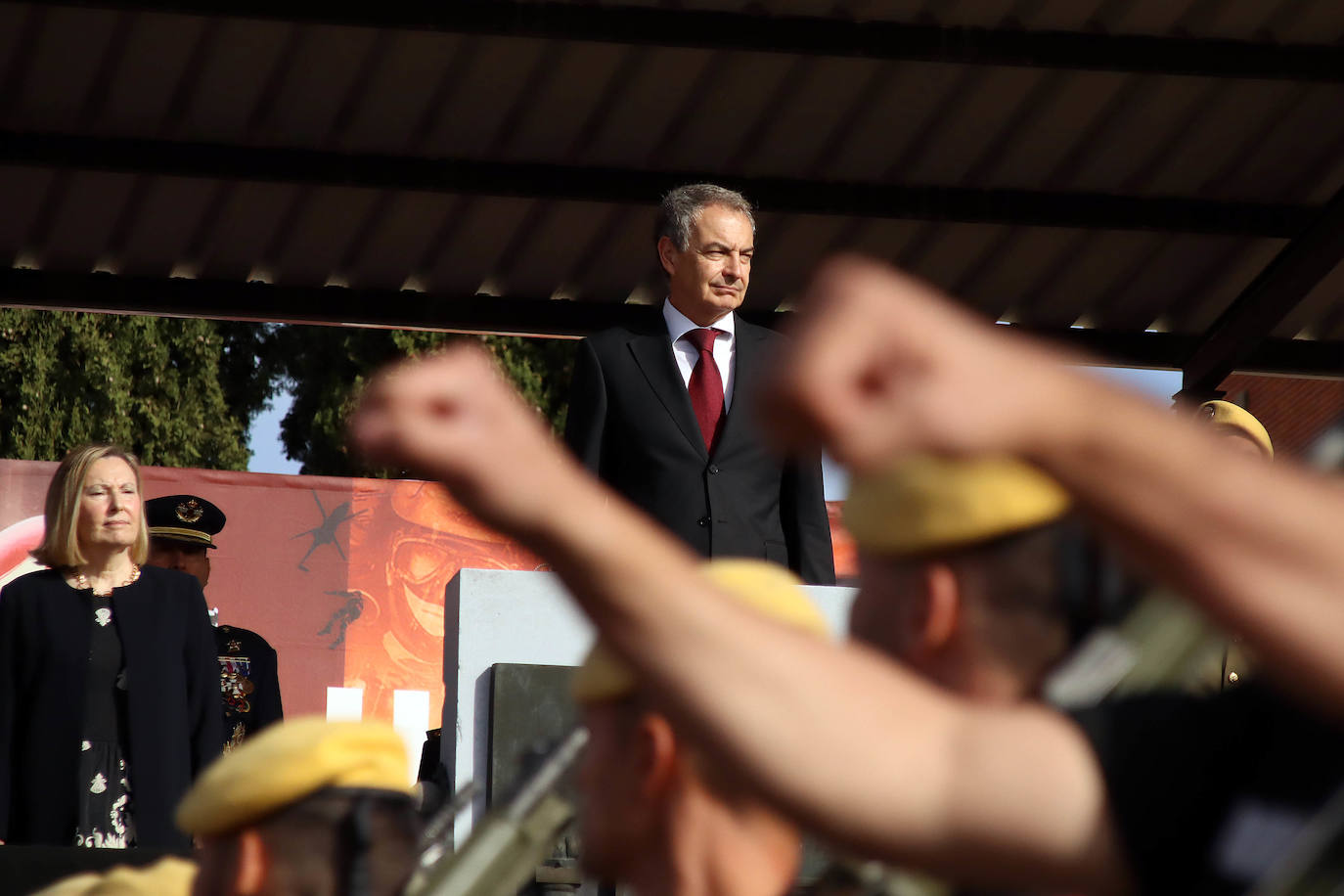 El expresidente Zapatero acompaña a Amparo Valcarce, secretaria de Estado de Defensa, en la celebración de la patrona de la UME. 