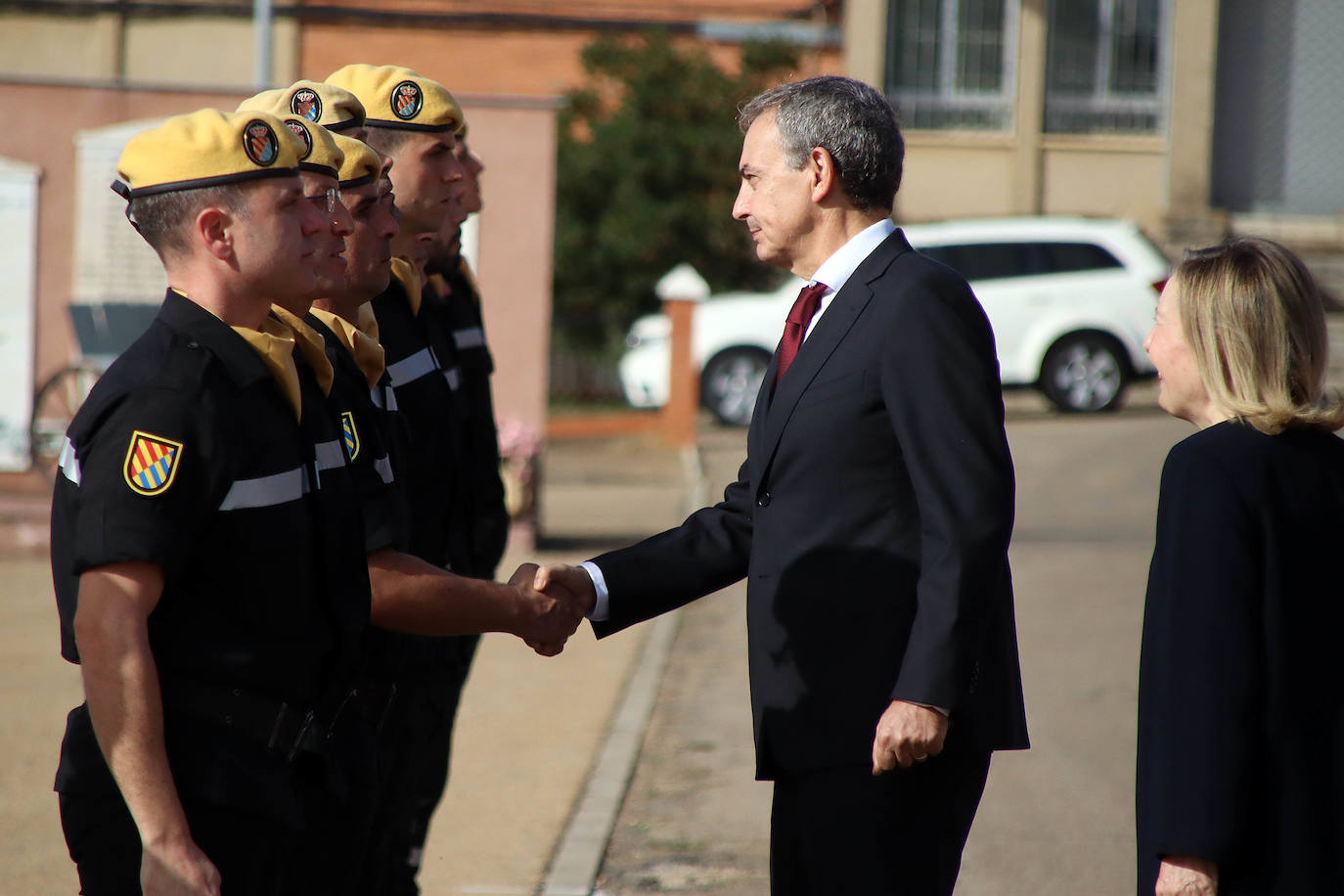 El expresidente Zapatero acompaña a Amparo Valcarce, secretaria de Estado de Defensa, en la celebración de la patrona de la UME. 