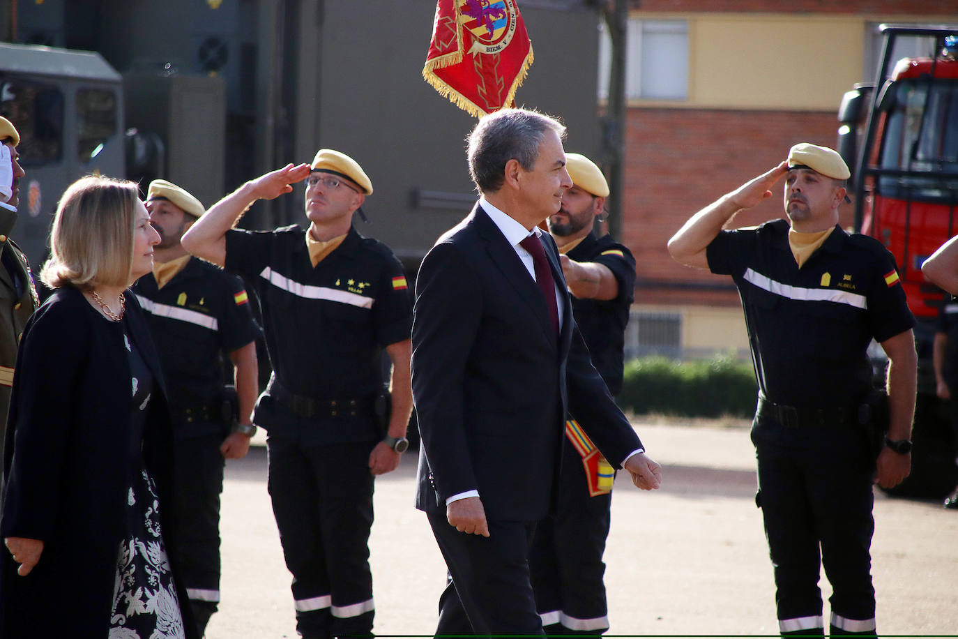 El expresidente Zapatero acompaña a Amparo Valcarce, secretaria de Estado de Defensa, en la celebración de la patrona de la UME. 