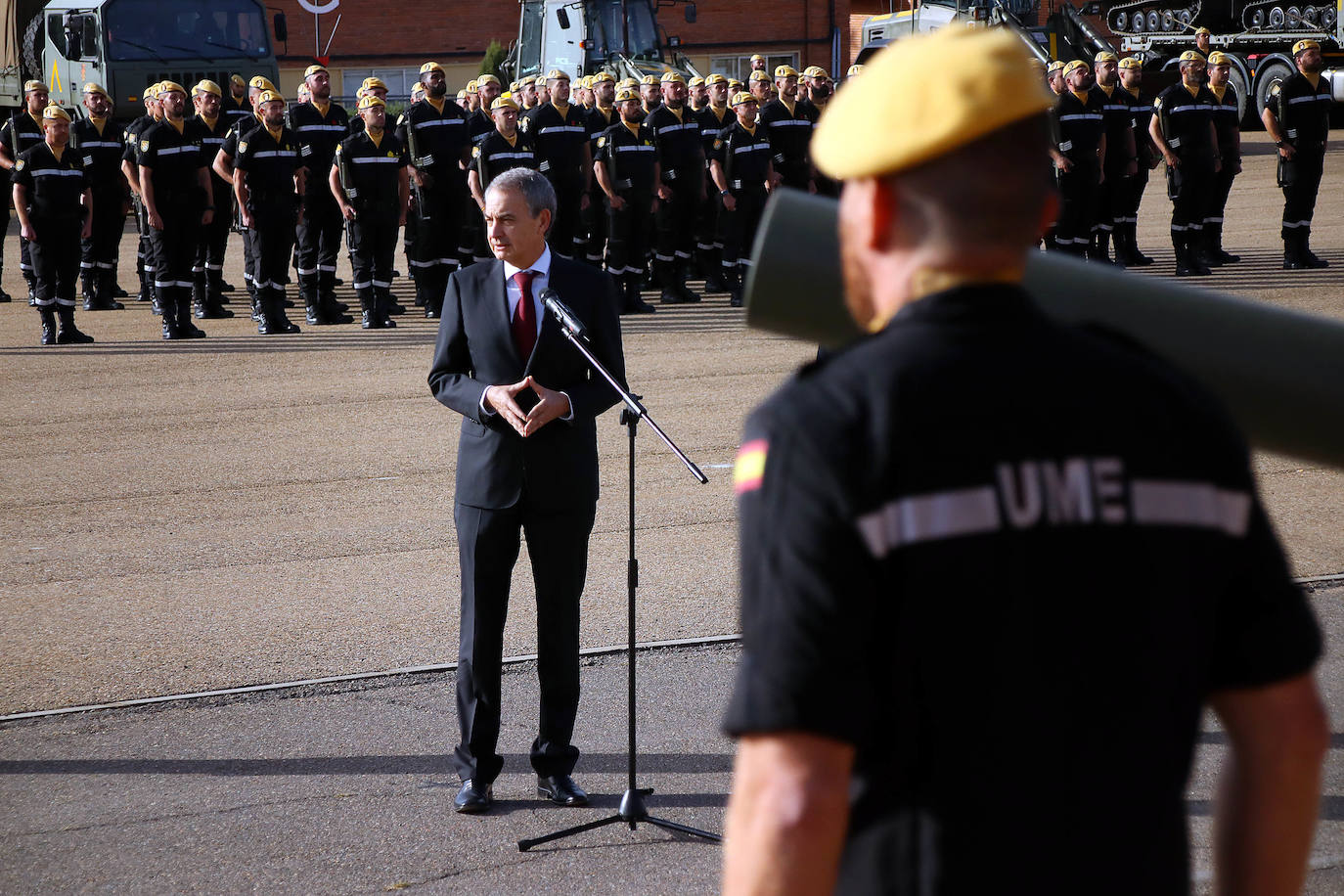 El expresidente Zapatero acompaña a Amparo Valcarce, secretaria de Estado de Defensa, en la celebración de la patrona de la UME. 