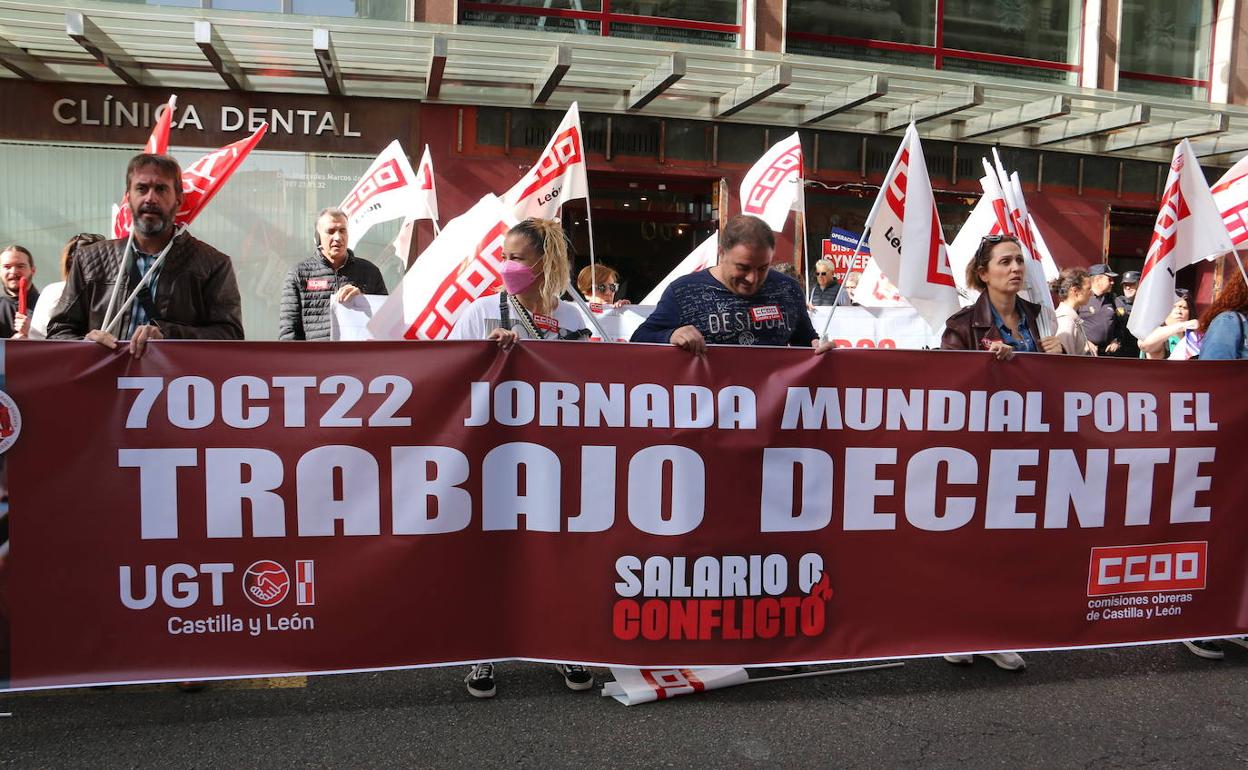 Más de un centenar de leoneses se manifiesta frente a la Fele para pedir una subida salarial.