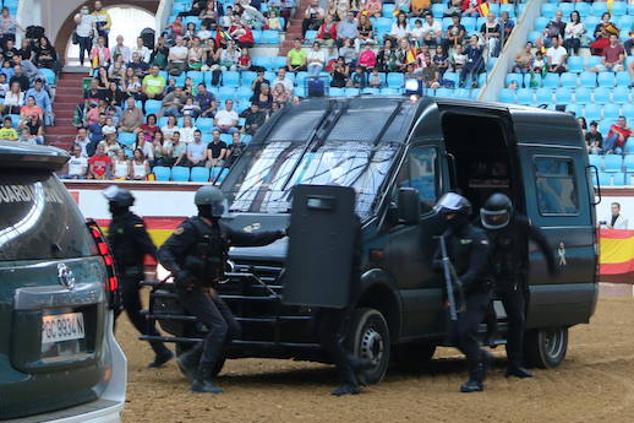 Demostración de procedimientos de actuación de la Guardia Civil en la Plaza de Toros de León