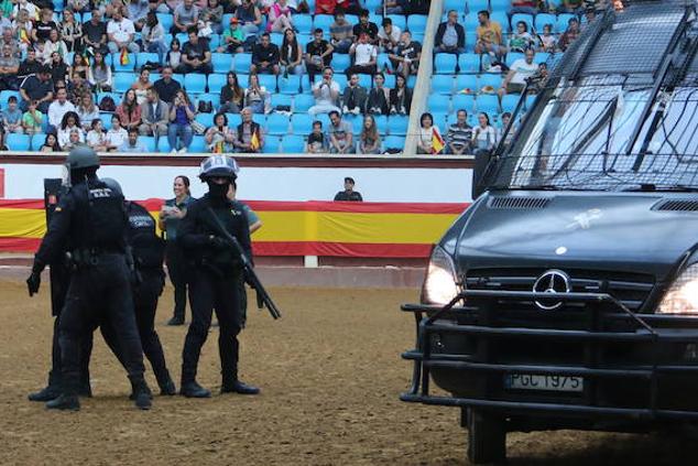 Demostración de procedimientos de actuación de la Guardia Civil en la Plaza de Toros de León