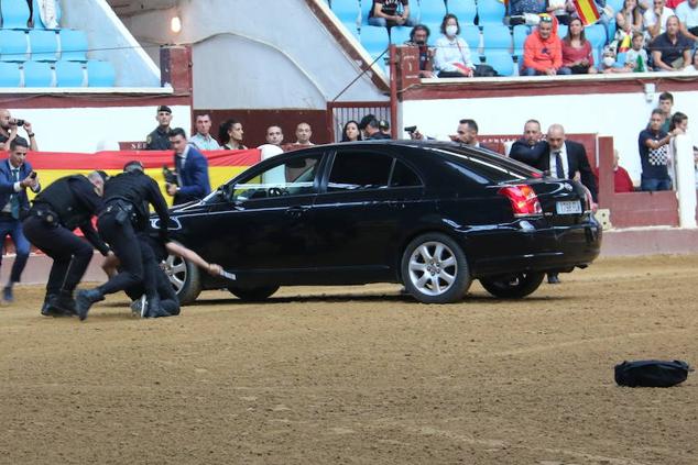 Demostración de procedimientos de actuación de la Guardia Civil en la Plaza de Toros de León