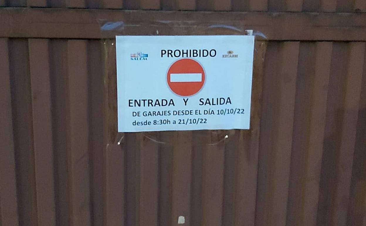 Imagen de uno de los carteles de limitación del tráfico en la Avenida de San Andrés. 