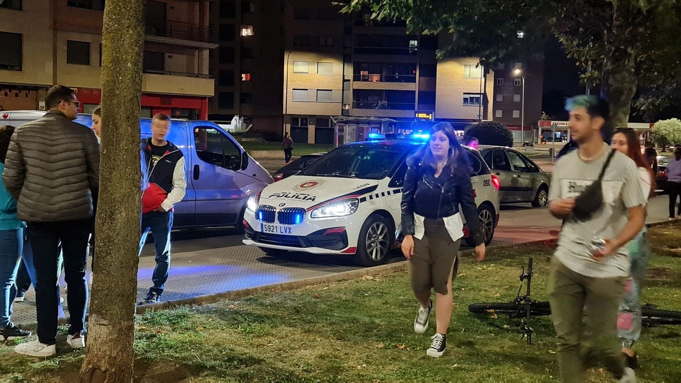 Miles de jóvenes se lanzan a la calle en busca de un maletín con mil euros en su interior. Hasta cinco patrullas de Policia Local intervienen ante la 'marabunta' de gente en el Parque de La Palomera. Los mil euros aparecieron enfrentando a las dos personas que los localizaron al mismo tiempo. 