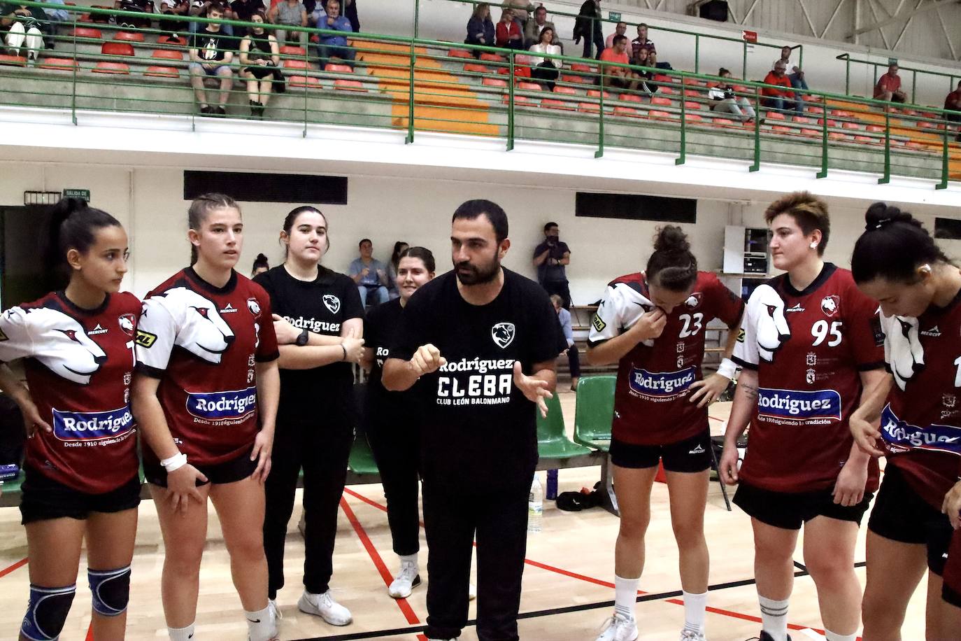 El conjunto leonés disputa en San Esteban la segunda jornada de la División de Honor Oro recibiendo al Errece Almassora