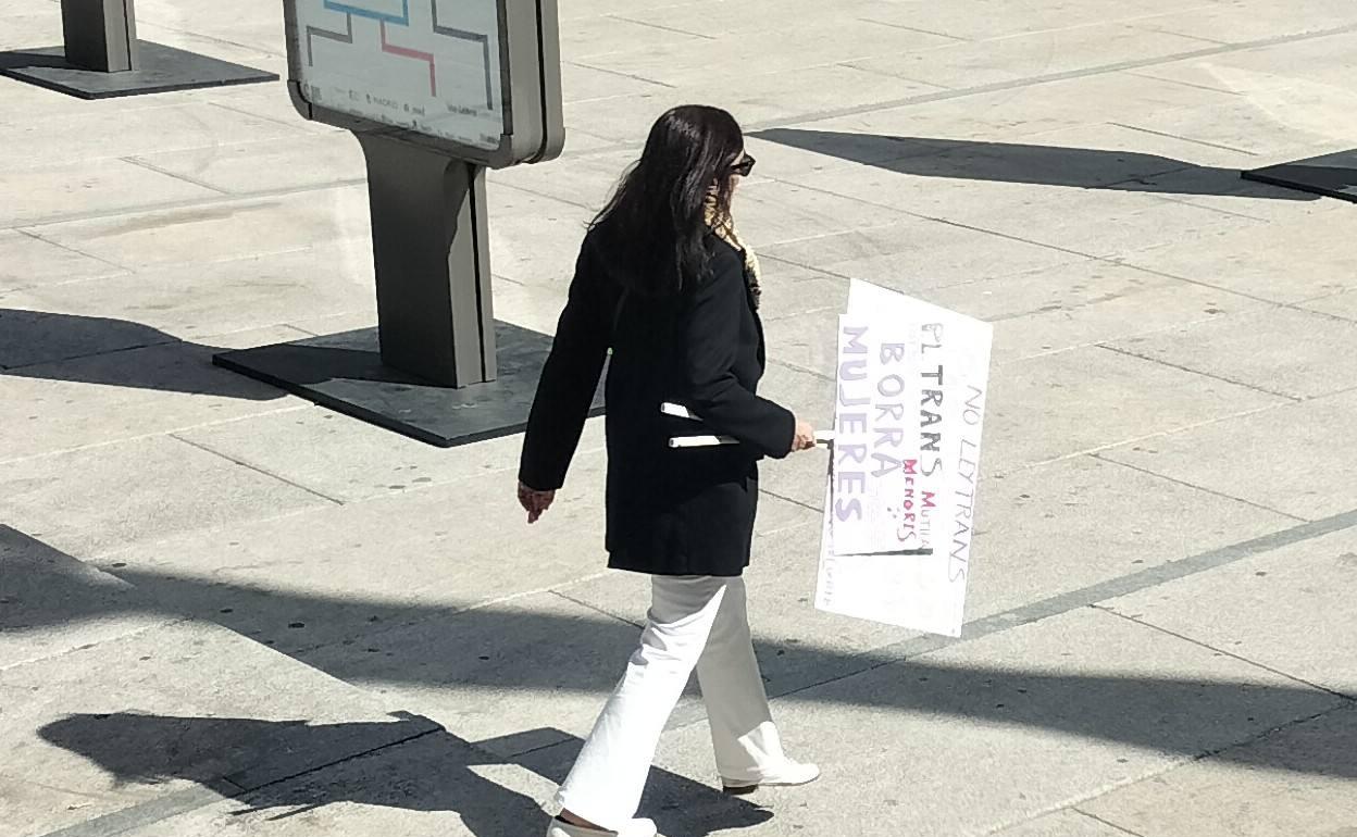 Una mujer lleva una pancarta con el lema 'Lo trans borra a las mujeres' en Madrid, durante la manifestación de la agrupación Amanda 