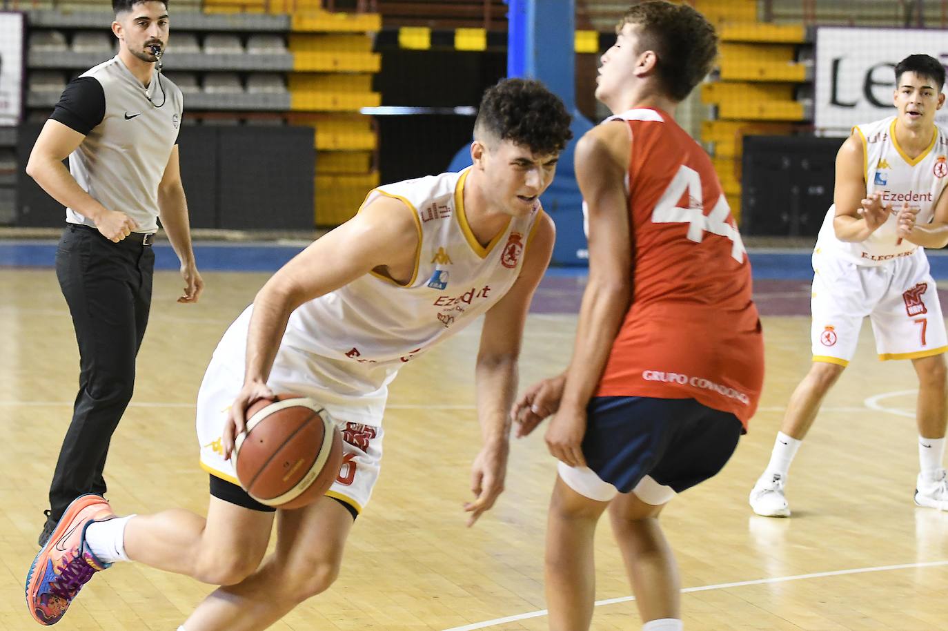 Galería. Álvaro González, en un lance del partido.