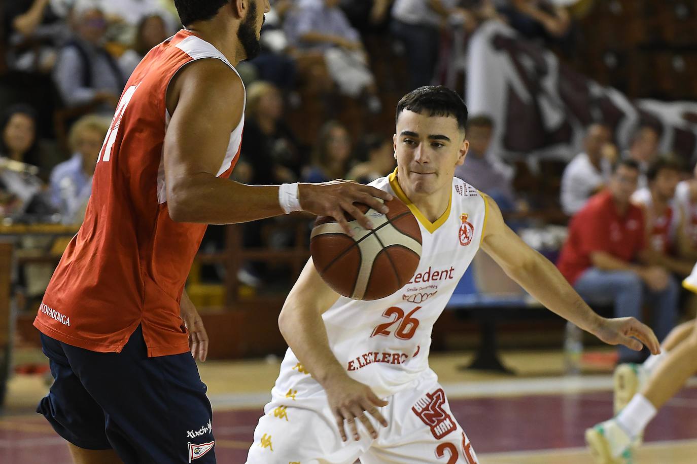 El conjunto leonés disputa su primer partido oficial ante el Grupo Covagonda en el Palacio de los Deportes de León