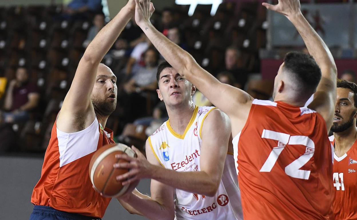 Fede Copes, jugador de la Cultural, en una acción del partido.