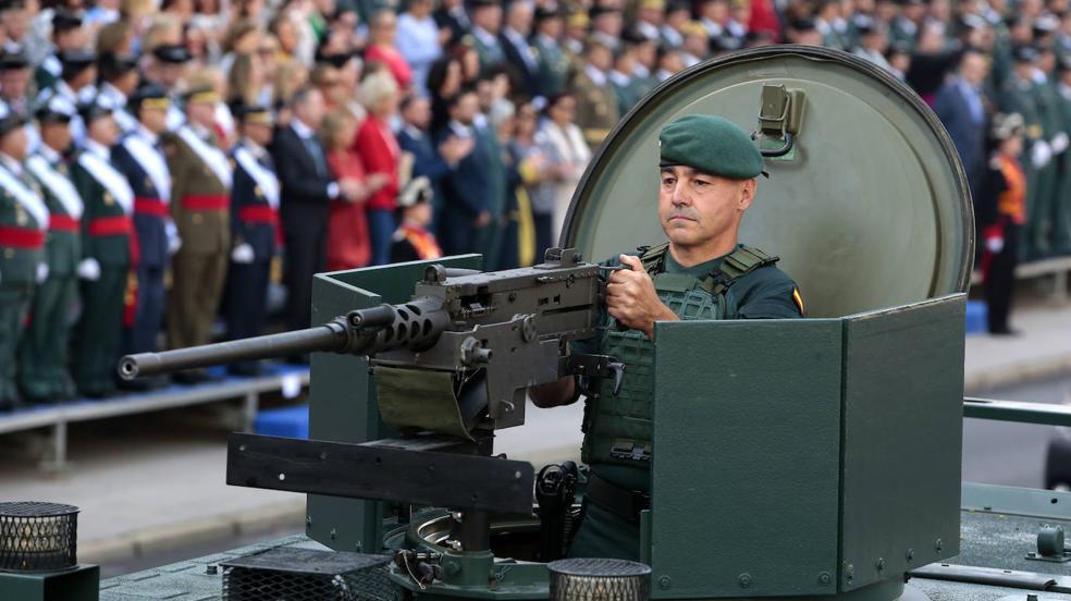 El desfile de la Guardia Civil, bajo la mirada de Campillo