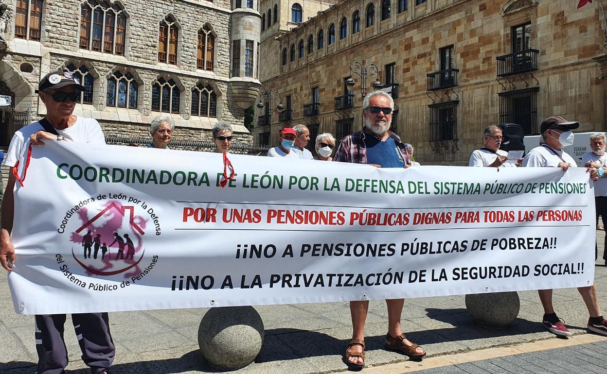 Los pensionistas se concentran cada dos lunes en la plaza de Botines.