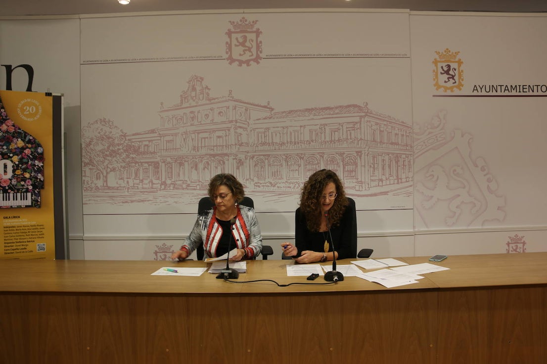 La concejala de cultura, Evelia Fernández, y la soprano y organizadora artística del ciclo 'León en Canto', Marta Arce, presentan los conciertos para celebrar los veinte años del Auditorio Ciudad de León.