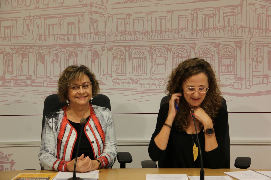 La concejala de cultura, Evelia Fernández, y la soprano y organizadora artística del ciclo 'León en Canto', Marta Arce, presentan los conciertos para celebrar los veinte años del Auditorio Ciudad de León.