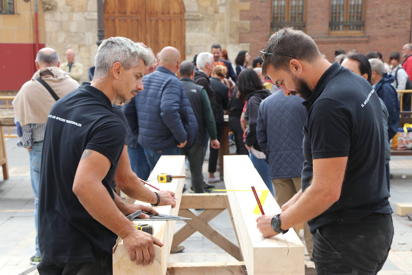 Demostración de oficios artesanos tradicionales a cargo de la Société Compagnonnique Fidèl Aux Devoirs De Tour De France. 