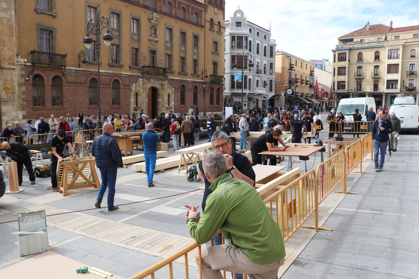 Demostración de oficios artesanos tradicionales a cargo de la Société Compagnonnique Fidèl Aux Devoirs De Tour De France. 